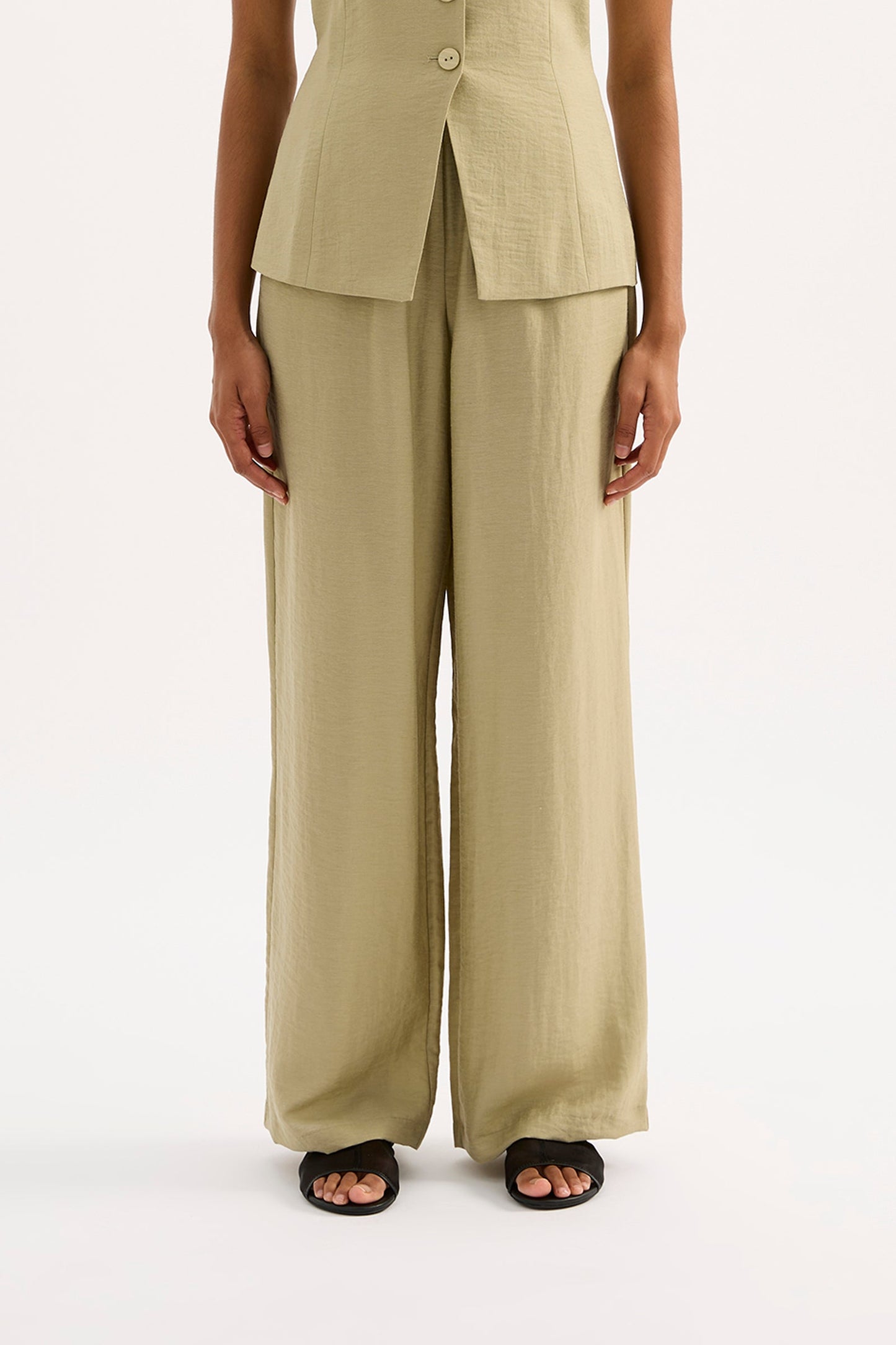 NIA PANT