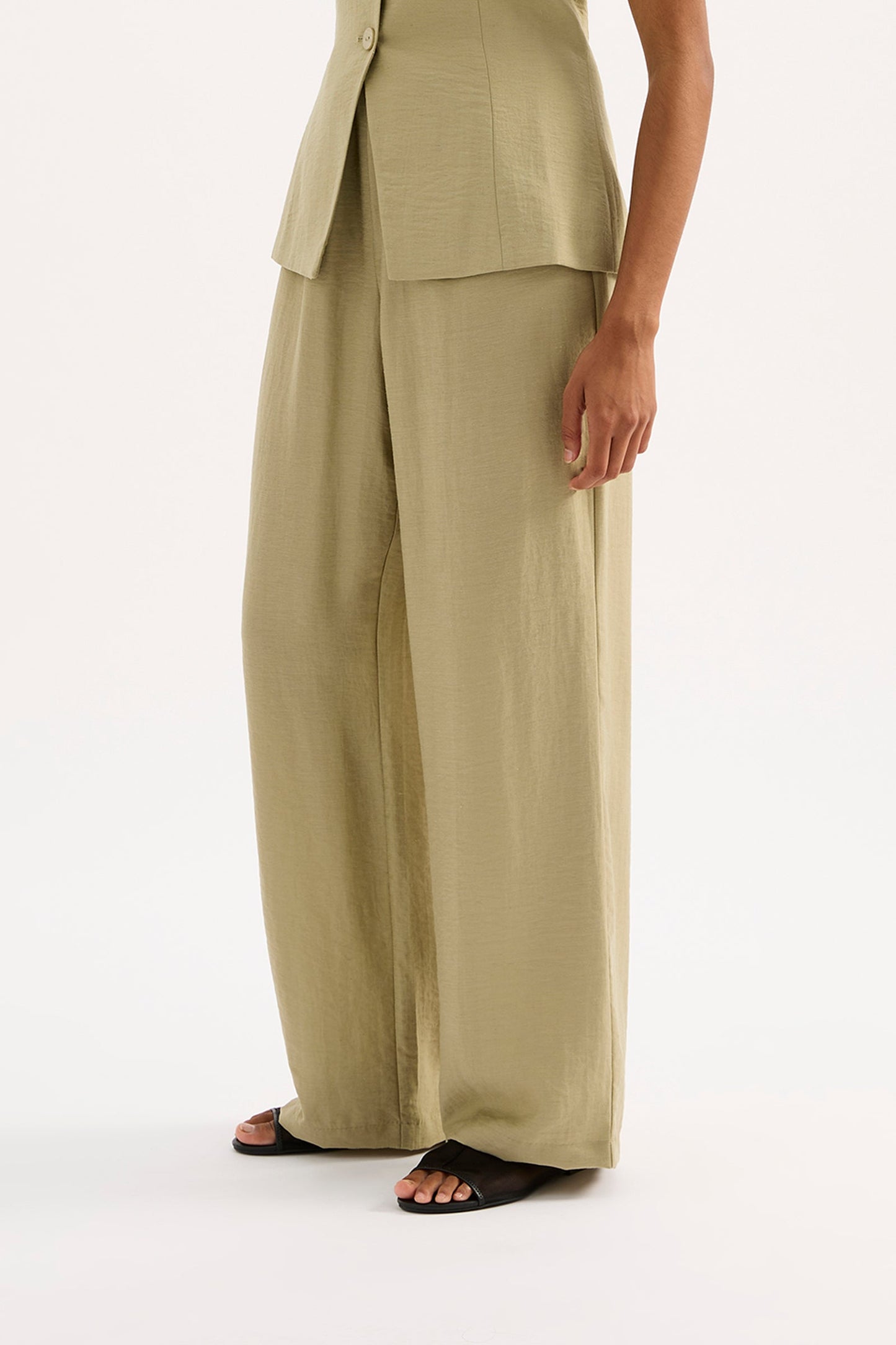 NIA PANT