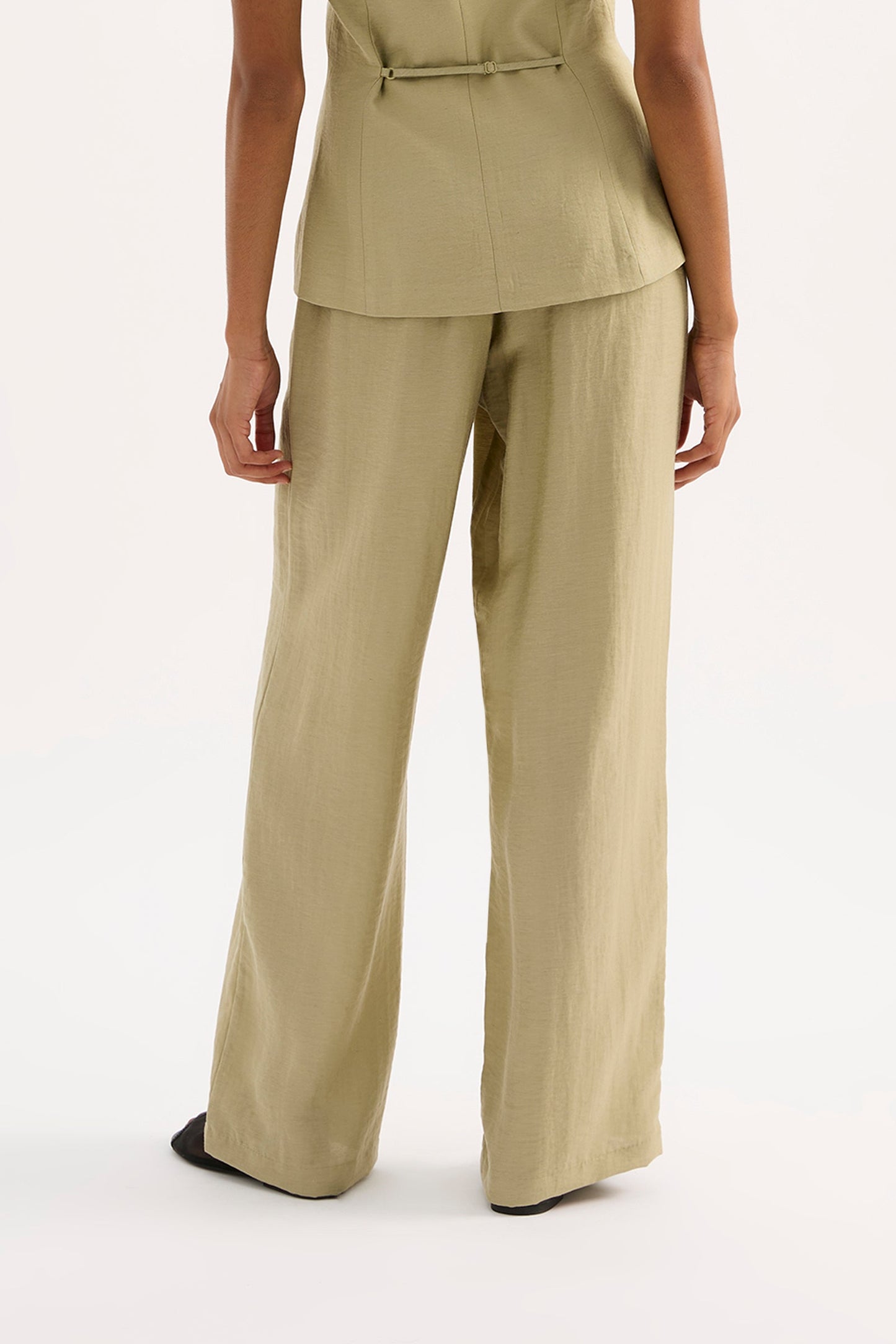 NIA PANT