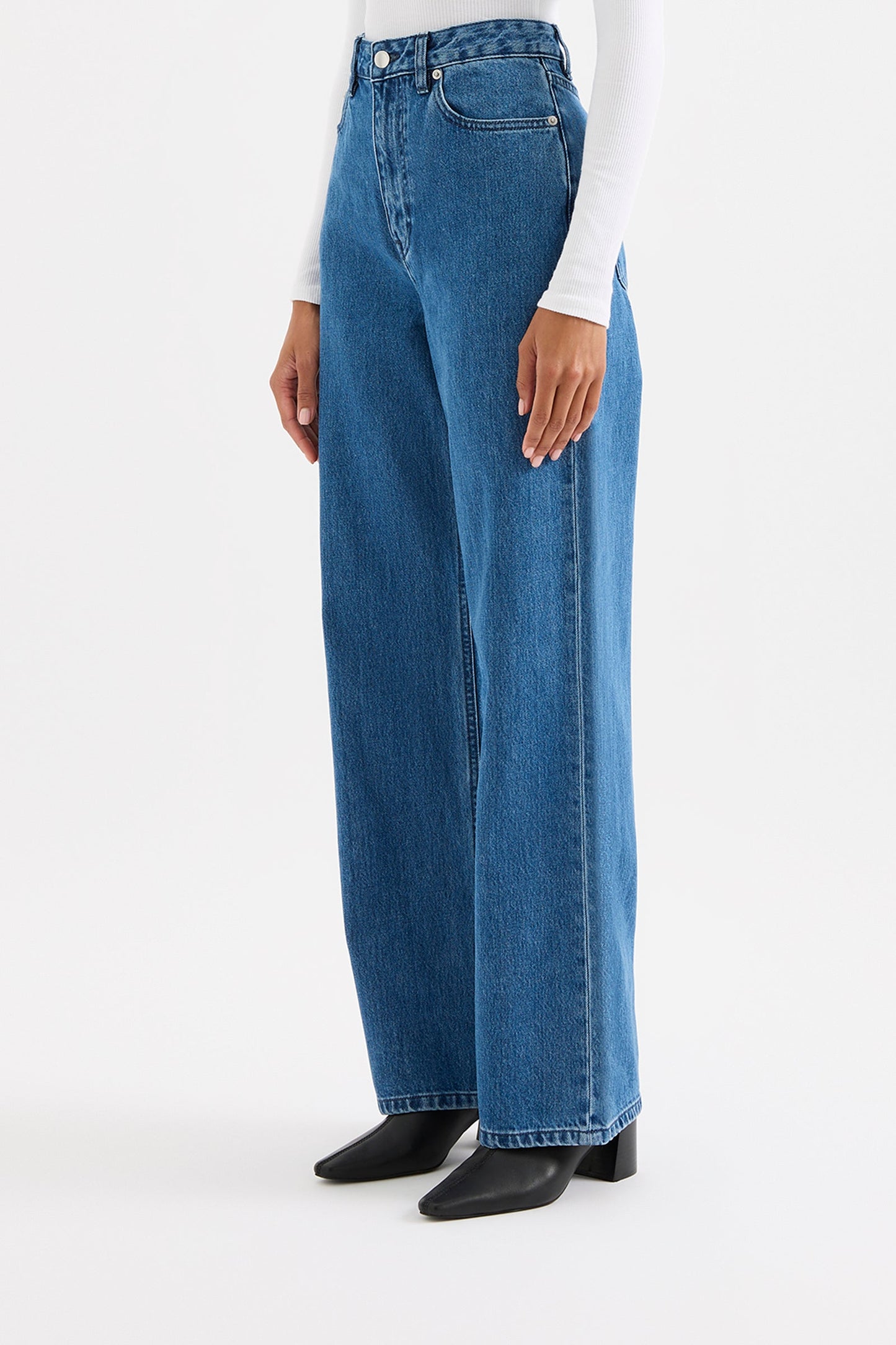 ORGANIC RELAXED LEG JEAN