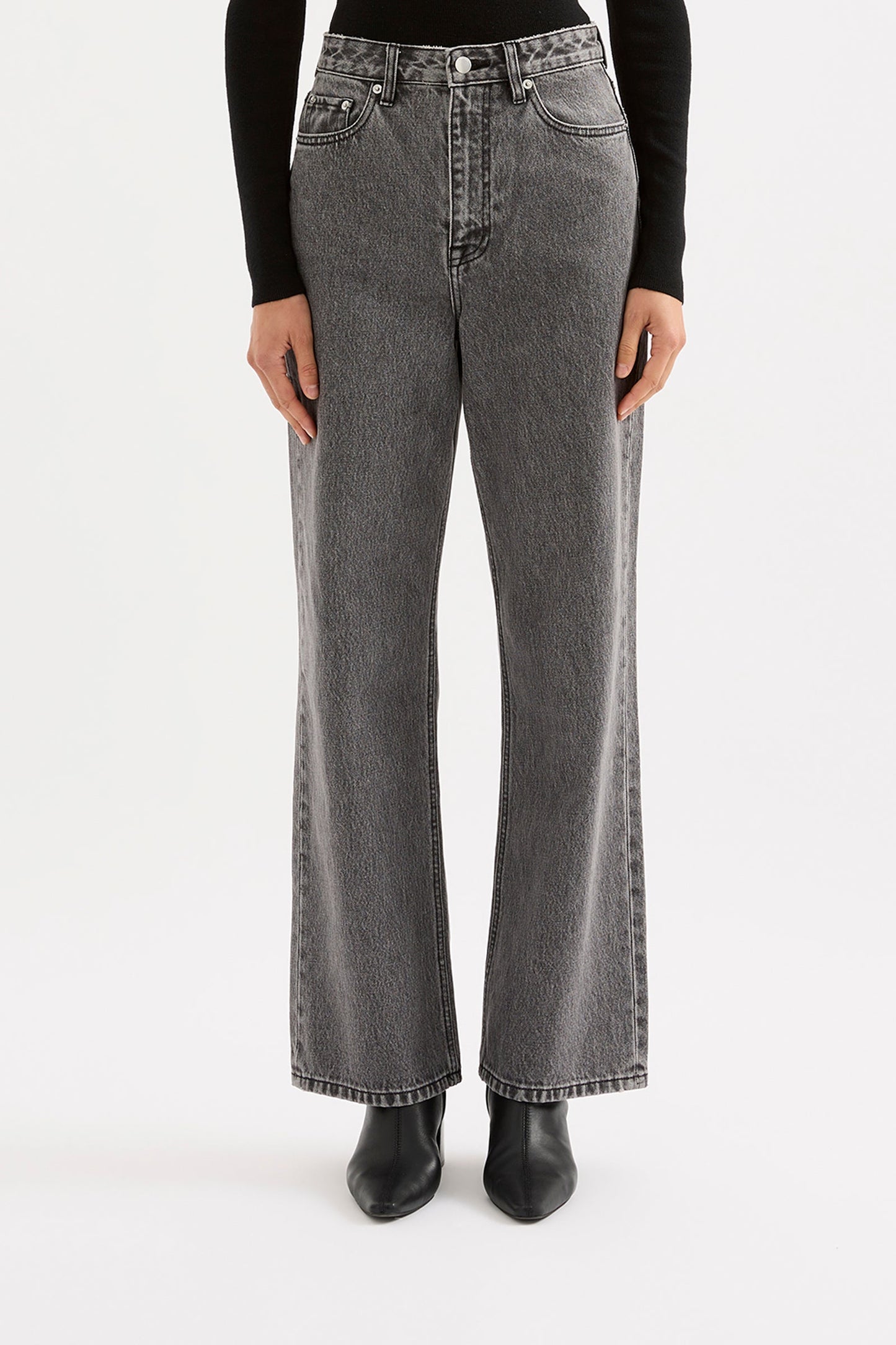 ORGANIC RELAXED LEG JEAN